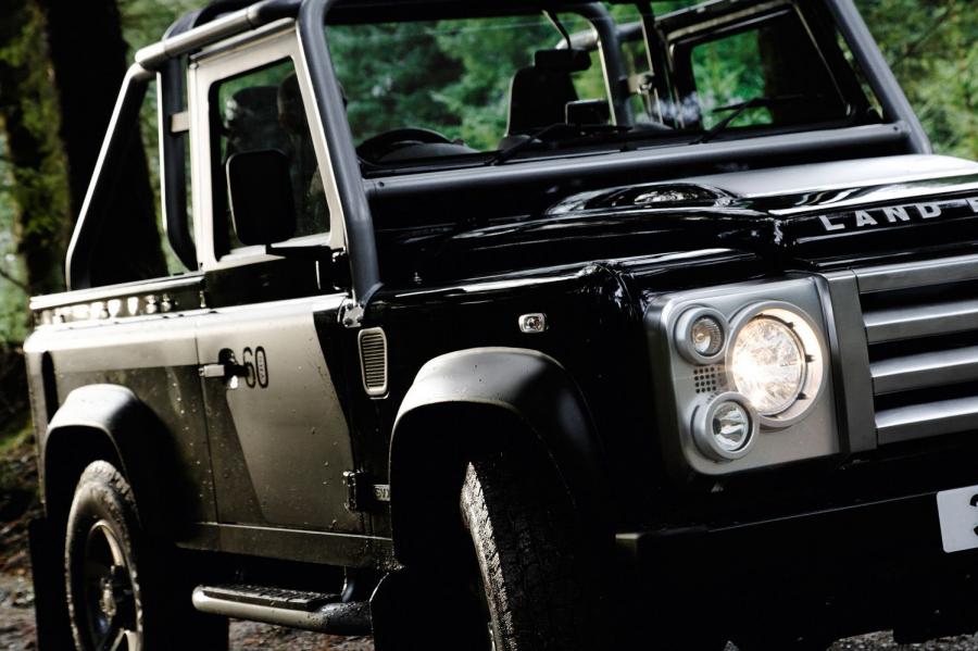  Land Rover Defender SVX 60th Anniversary Edition 2008 года  (фото 23 из 35)